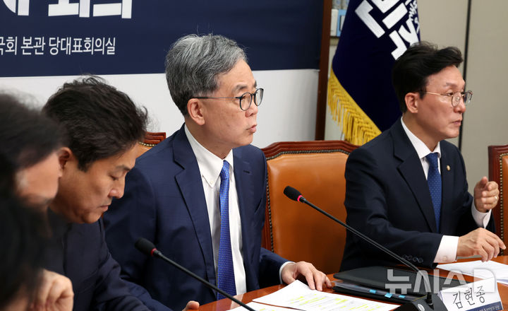 [서울=뉴시스] 조성봉 기자 = 김현종 더불어민주당 트럼프 행정부 관세정책 대응을 위한 통상안보 TF 단장이 21일 오전 서울 여의도 국회에서 열린 통상안보 TF 1차회의에서 발언을 하고 있다. 2025.04.21. suncho21@newsis.com