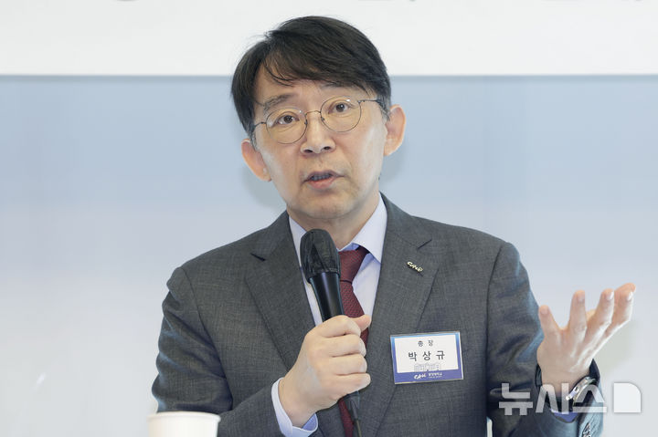 [서울=뉴시스] 최동준 기자 = 박상규 중앙대학교 총장이 21일 서울 동작구 중앙대학교에서 2025학년도 상반기 언론간담회를 열고 향후 계획 등을 발표하고 있다. 2025.04.21. photocdj@newsis.com