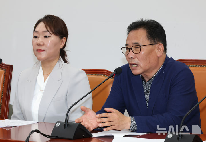 [서울=뉴시스] 고승민 기자 = 21일 서울 여의도 국회에서 2022년 국민의힘 대구시장 경선 홍준표 캠프 불법 확인 및 검찰 봐주기 수사 규탄 기자회견에서 김태열 전 미래한국연구소장이 발언하고 있다. 2025.04.21. kkssmm99@newsis.com