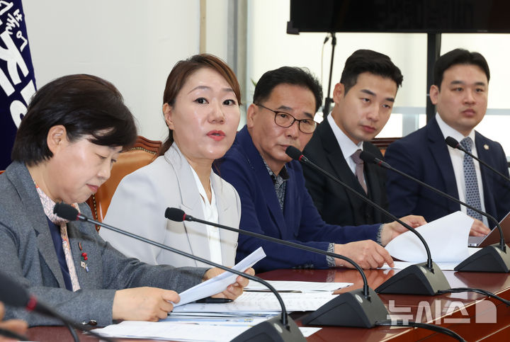 [서울=뉴시스] 고승민 기자 = 21일 서울 여의도 국회에서 2022년 국민의힘 대구시장 경선 홍준표 캠프 불법 확인 및 검찰 봐주기 수사 규탄 기자회견에서 '공익제보자' 강혜경 전 미래한국연구 부소장이 발언하고 있다. 2025.04.21. kkssmm99@newsis.com