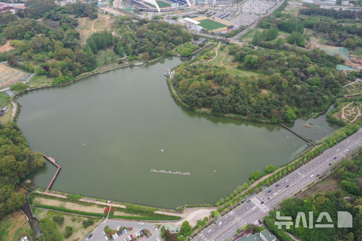 [광주=뉴시스] 이영주 기자 = 빛고을중앙공원개발㈜은 21일 광주 서구 중앙근린공원 1지구 일대에서 '국가도시공원 지정 추진 중앙근린공원 언론 현장 간담회'를 열었다. 사진은 중앙근린공원 1지구 내 개발을 앞둔 풍암호수공원의 모습. 2025.04.21. leeyj2578@newsis.com