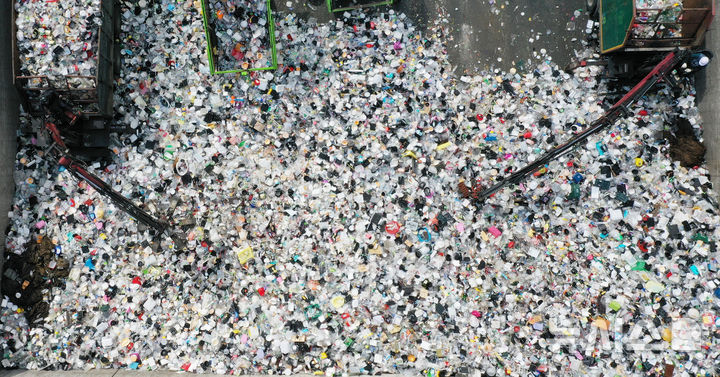 [수원=뉴시스] 김종택 기자 = 지구의 날을 하루 앞둔 21일 경기 수원시 영통구 수원시자원순환센터에 각 가정에서 쏟아져 나온 플라스틱 폐기물 등이 가득 쌓여 있다. 2025.04.21. jtk@newsis.com