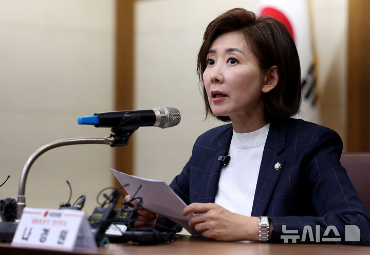 [대구=뉴시스] 이무열 기자 = 나경원 제21대 대통령 선거 국민의힘 경선 후보가 21일 대구 중구 대구시의회 회의장에서 기자들과 간담회를 갖고 있다. 2025.04.21. lmy@newsis.com