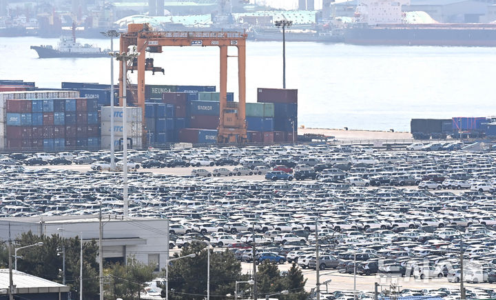 [평택=뉴시스] 김종택 기자 = 21일 경기 평택항 자동차 전용부두에 선적을 기다리는 수출용 차량이 세워져 있다. 도널드 트럼프 미국 대통령의 관세 부과 여파로 대미 수출액은 두 자릿수 넘게 감소했다. 21일 관세청에 따르면 이달 1∼20일까지 수출액은 339억 달러로 작년 같은 기간보다 5.2%(18억7천만 달러) 감소했다. 2025.04.21. jtk@newsis.com