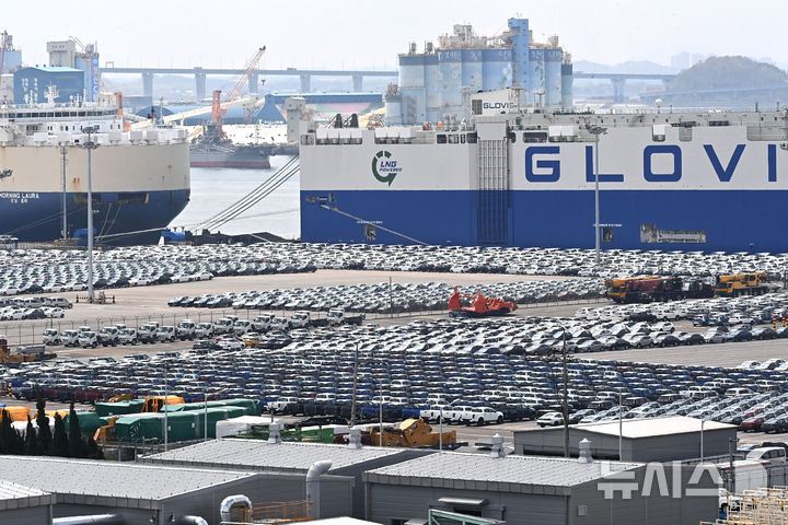 [평택=뉴시스] 김종택 기자 = 21일 경기 평택항 자동차 전용부두에 선적을 기다리는 수출용 차량이 세워져 있다.도널드 트럼프 미국 대통령의 관세 부과 여파로 대미 수출액은 두 자릿수 넘게 감소했다.21일 관세청에 따르면 이달 1∼20일까지 수출액은 339억 달러로 작년 같은 기간보다 5.2%(18억7천만 달러) 감소했다.이달 20일 간 수출의 경우 전년 같은 기간 대비 반도체가 10.7%로 크게 증가한 반면 전통적 수출효자 종목인 승용차(6.5%), 석유제품(22.0%), 자동차 부품(1.7%) 등은 감소했다. 2025.04.21. jtk@newsis.com