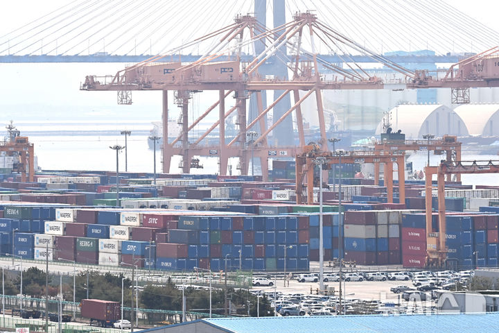 [평택=뉴시스] 김종택 기자 = 21일 경기 평택항 수출 야적장에 컨테이너가 쌓여 있다.도널드 트럼프 미국 대통령의 관세 부과 여파로 대미 수출액은 두 자릿수 넘게 감소했다.21일 관세청에 따르면 이달 1∼20일까지 수출액은 339억 달러로 작년 같은 기간보다 5.2%(18억7천만 달러) 감소했다.이달 20일 간 수출의 경우 전년 같은 기간 대비 반도체가 10.7%로 크게 증가한 반면 전통적 수출효자 종목인 승용차(6.5%), 석유제품(22.0%), 자동차 부품(1.7%) 등은 감소했다. 2025.04.21. jtk@newsis.com