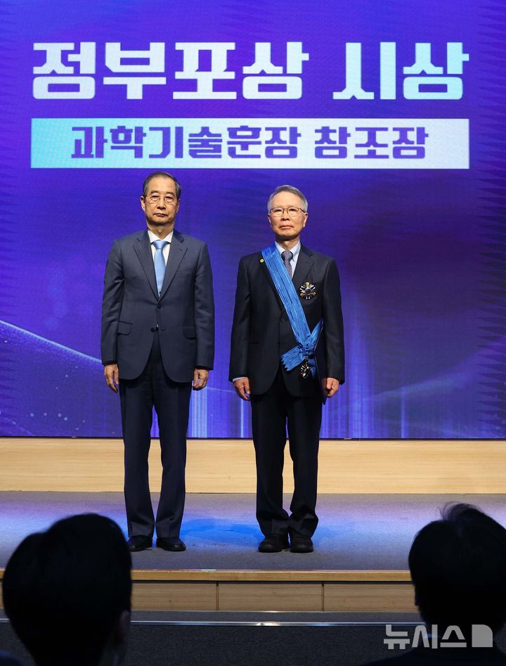 [서울=뉴시스] 최진석 기자 = 한덕수 대통령 권한대행 국무총리가 21일 서울 강남구 한국과학기술회관에서 열린 '2025년 과학·정보통신의 날 기념식'에서 황규영 한국과학기술원 교수에게 과학기술훈장 창조장을 전수한 뒤 기념촬영 하고 있다. 2025.04.21. myjs@newsis.com