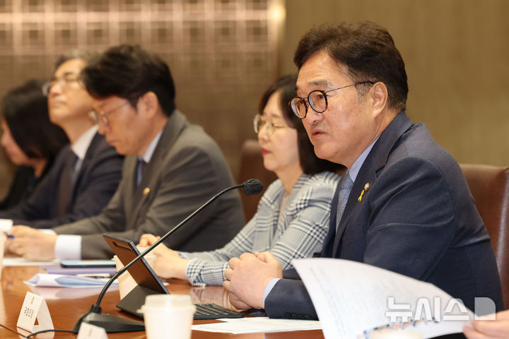 [서울=뉴시스] 권창회 기자 = 우원식 국회의장이 21일 서울 여의도 국회에서 열린 김건희 주가조작등 진상규명 특별검사 후보 추천위원 및 마약 수사외압 진상규명 특별검사 후보 추천위원 위촉식에서 인사말을 하고 있다. 2025.04.21. kch0523@newsis.com