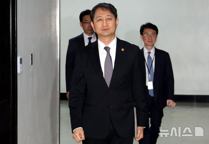 [서울=뉴시스] 조성봉 기자= 안덕근 산업통상자원부 장관이 21일 오후 서울 여의도 국회에서 통상 협상 관련 보고를 진행하기 위해 이철규 산업통상자원중소벤처기업위원회 위원장실로 이동하고 있다. 오는 24일 미국에서 최상목 경제부총리와 안덕근 산업부장관은 미국 베센트 재무부장관, 그리어 무역대표부(USTR) 대표와 한미 2+2 통상협의를 개최할 예정이다. 2025.04.21. suncho21@newsis.com 
