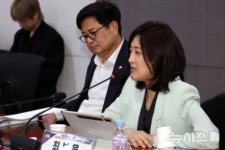 [서울=뉴시스] 조성봉 기자= 최보윤 국민의힘 의원이 21일 오후 서울 여의도 국회 의원회관 간담회의실에서 열린 비대면진료 법제화를 위한 정책토론회에서 발언을 하고 있다. 2025.04.21. suncho21@newsis.com 