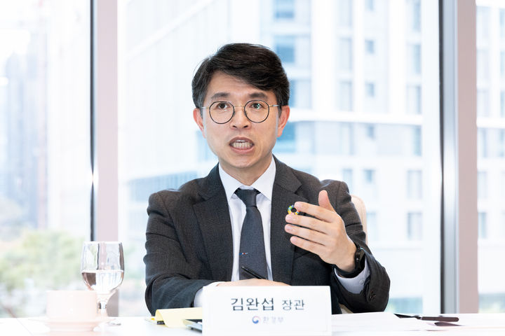 [서울=뉴시스] 정병혁 기자 = 김완섭 환경부장관이 지난달 21일 서울 강서구 코엑스마곡에서 열린 제4차 기후전략 간담회에 참석해 발언하고 있다. (사진=환경부 제공) 2025.04.21. photo@newsis.com *재판매 및 DB 금지