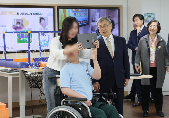 [서울=뉴시스] 정병혁 기자 = 정근식 서울시교육감이 21일 오전 서울 서초구에 위치한 공립 특수학교인 서울나래학교를 방문해 교육 활동을 참관하고 학교 시설을 둘러보고 있다. (사진=서울시교육청 제공) 2025.04.21. photo@newsis.com *재판매 및 DB 금지