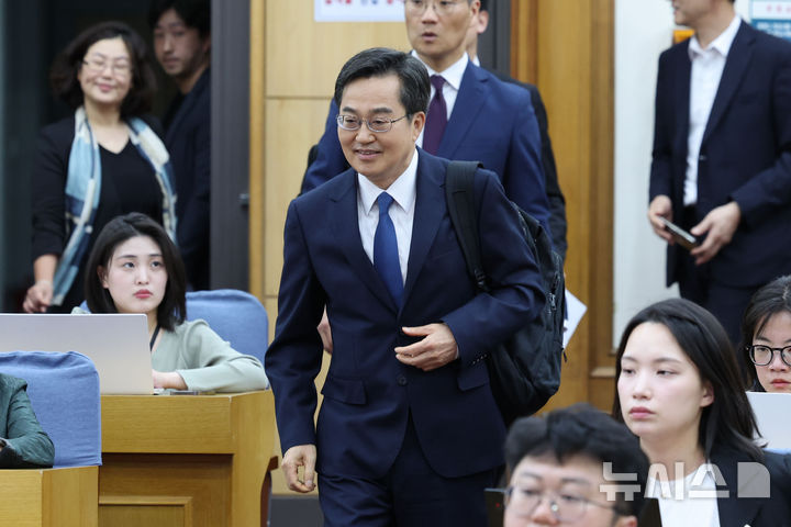 [서울=뉴시스] 권창회 기자 = 김동연 제21대 대통령 선거 더불어민주당 경선 후보가 21일 서울 여의도 국회 의원회관에서 열린 모두의 성평등, 다시 만난 세계 여성간담회에 참석하고 있다. 2025.04.21. kch0523@newsis.com