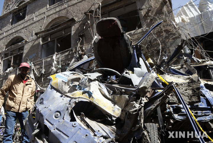 [ 사나=신화/뉴시스] 미군이 4월 21일 예멘의 수도 사나의 번잡한 파르와 시장을 폭격해 12명이 죽고 30여명이 부상당한 현장. 2025. 04.21.&nbsp; 