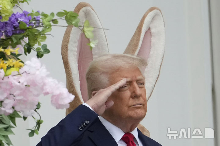 [워싱턴=AP/뉴시스]도널드 트럼프 미국 대통령이 21일(현지 시간) 백악관에서 부활절 달걀 굴리기 행사에 참석해 경례하고 있다. 2025.04.22.