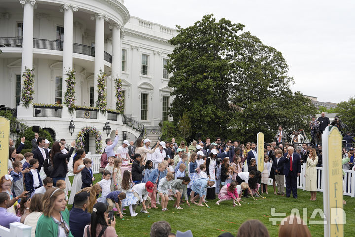[워싱턴=AP/뉴시스] 21일(현지 시간) 백악관 사우스론에서 열린 연례 '백악관 부활절 달걀 굴리기' 행사에 참여한 어린이들이 달걀을 굴리고 있다. 2025.04.22.