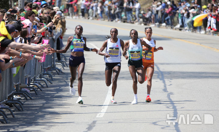 [보스턴=AP/뉴시스] 21일(현지 시간) 미 매사추세츠주 보스턴에서 열린 제129회 보스턴 마라톤 대회에서 여자부 샤론 로케디(왼쪽)가 결승선을 향해 달리고 있다. 2025.04.22.<font style="vertical-align: inherit;"><font style="vertical-align: inherit;"></font></font>