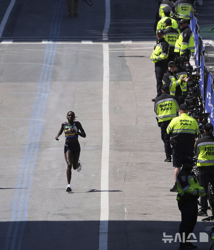 [보스턴=AP/뉴시스] 21일(현지 시간) 미 매사추세츠주 보스턴에서 열린 제129회 보스턴 마라톤 대회에서 여자부 샤론 로케디(케냐)가 결승선을 향해 달리고 있다. 2025.04.22.