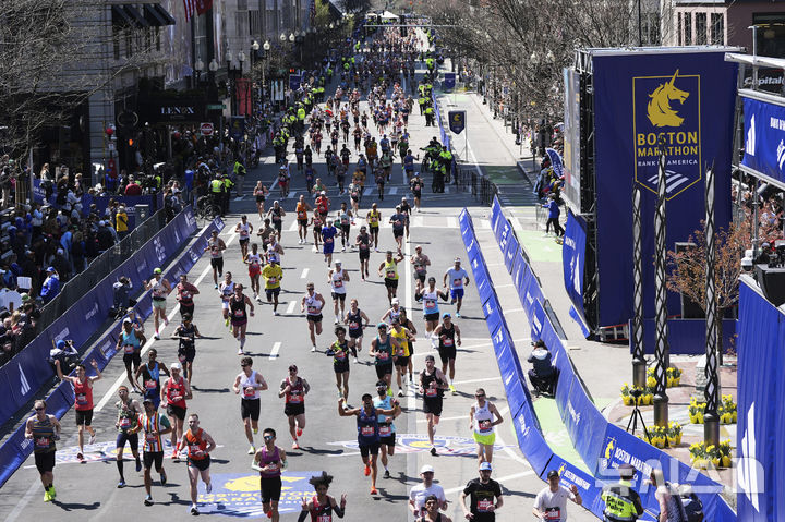 [보스턴=AP/뉴시스] 21일(현지 시간) 미 매사추세츠주 보스턴에서 열린 제129회 보스턴 마라톤 대회 참가자들이 결승선을 향해 달리고 있다. 2025.04.22.<font style="vertical-align: inherit;"><font style="vertical-align: inherit;"></font></font>