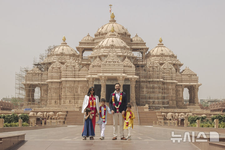 [뉴델리=AP/뉴시스] JD 밴스 미국 부통령이 21일(현지 시간) 배우자 우샤, 세 자녀와 함께 인도 뉴델리 스와미나라얀 사원을 찾아 기념 촬영하고 있다. 2025.04.22.