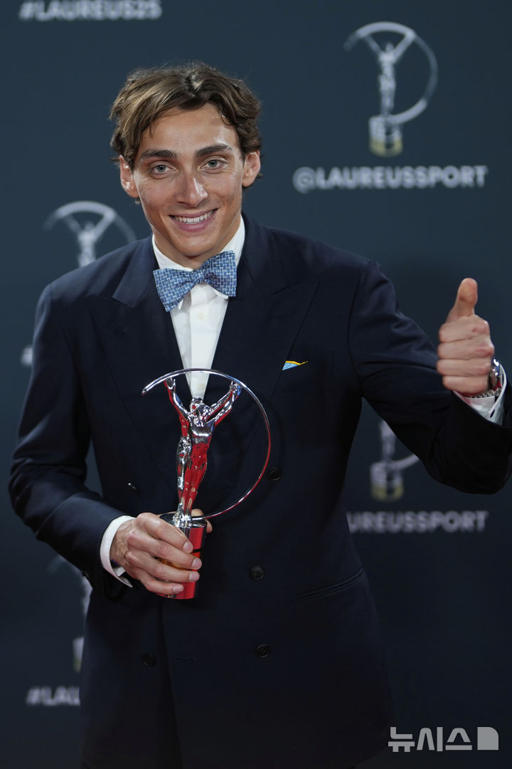 [마드리드=AP/뉴시스] 육상 남자 장대높이뛰기의 아먼드 듀플랜티스(스웨덴)가 22일(한국 시간) 스페인 마드리드에서 열린 2025 라우레우스 월드 스포츠 어워즈에서 올해의 남자 선수상을 수상한 뒤 포즈를 취하고 있다. 2025.04.22