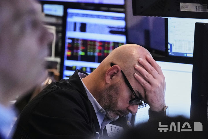 [뉴욕=AP/뉴시스] 지난달 21일(현지 시간) 뉴욕증권거래소(NYSE)에서 한 트레이더가 고개를 숙이고 있다. 2025.05.06.