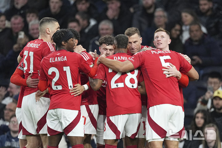 [런던=AP/뉴시스] 잉글랜드 프로축구 프리미어리그(EPL) 노팅엄 포레스트 선수단. 2025.04.21.