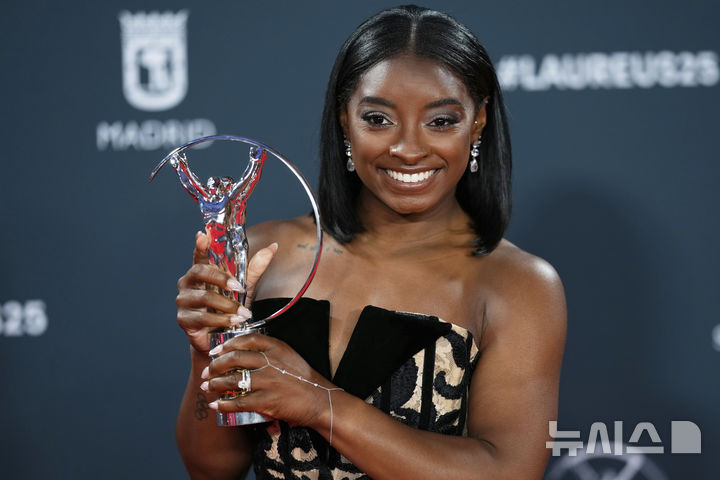 [마드리드=AP/뉴시스] 여자 기계체조의 시몬 바일스(미국)가 22일(한국 시간) 스페인 마드리드에서 열린 2025 라우레우스 월드 스포츠 어워즈에서 올해의 여자 선수상을 수상한 뒤 포즈를 취하고 있다. 2025.04.22