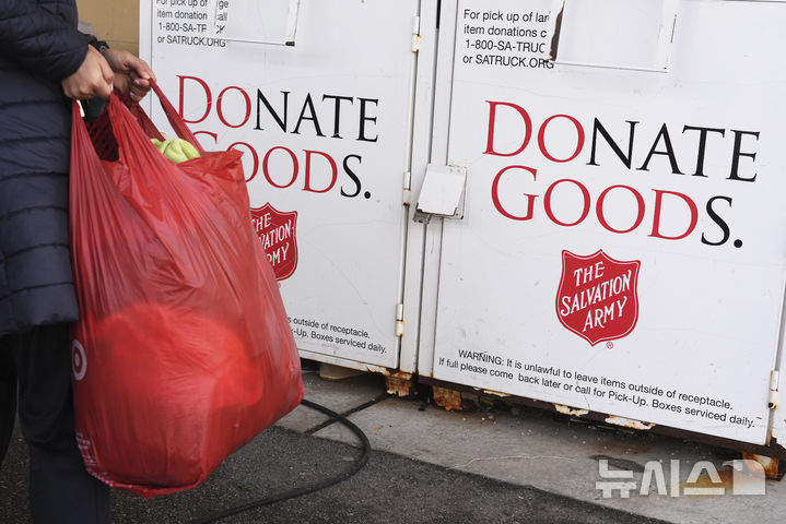 [AP/뉴시스] 지난해 11월 미 일리노이주 글렌뷰의 구세군 센터에 한 기부자가 물품을 들고오고 있다 