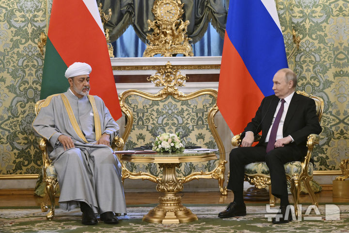 [모스크바=AP/뉴시스] 블라디미르 푸틴 러시아 대통령(오른쪽)과 하이삼 빈 타리크 알사이드 오만 술탄이 22일(현지 시간) 러시아 모스크바 크렘린궁 대궁전에서 수교 40년 만에 역사적인 첫 정상회담을 하고 있다. 025.04.23.