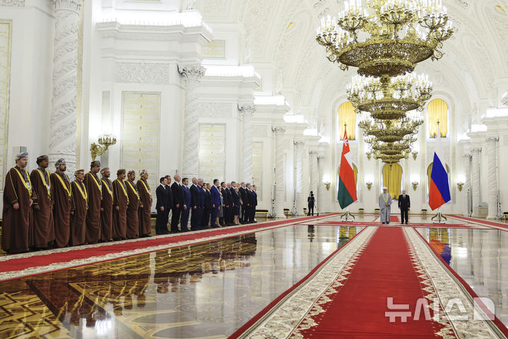 [모스크바=AP/뉴시스] 블라디미르 푸틴 러시아 대통령(오른쪽)과 하이삼 빈 타리크 알사이드 오만 술탄이 22일(현지 시간) 러시아 모스크바 크렘린궁 대궁전에서 회담에 앞서 공식 환영식에 참석하고 있다. 양측은 수교 40년 만에 첫 대면 정상회담을 했다. 2025.04.23.