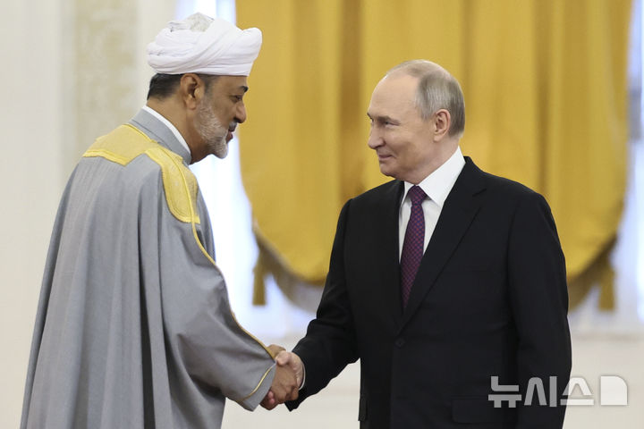 [모스크바=AP/뉴시스] 블라디미르 푸틴 러시아 대통령(오른쪽)과 하이삼 빈 타리크 알사이드 오만 술탄이 22일(현지 시간) 러시아 모스크바 크렘린궁 대궁전에서 회담에 앞서 공식 환영식을 하며 악수하고 있다. 2025.04.23.