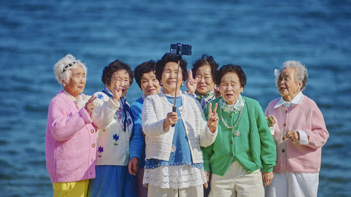 [칠곡=뉴시스] 통영 바다를 배경으로 셀카찍는 수니와 칠공주. (사진=칠곡군 제공) 2025.04.22 photo@newsis.com *재판매 및 DB 금지