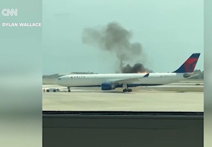 [서울=뉴시스] 21일 플로리다 올랜도 공항에서 이륙 중 엔진에 화재가 발생한 델타항공 여객기 1213편.(출처: CNN 동영상 캡처) 2025.04.22. *재판매 및 DB 금지