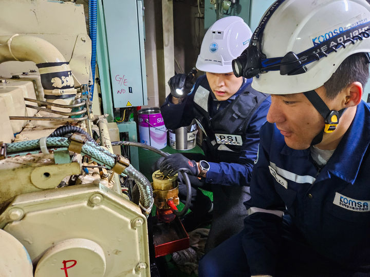 운항관리자 및 선박검사원 여객선 기관 점검 모습. (사진=한국해양교통안전공단 제공) *재판매 및 DB 금지