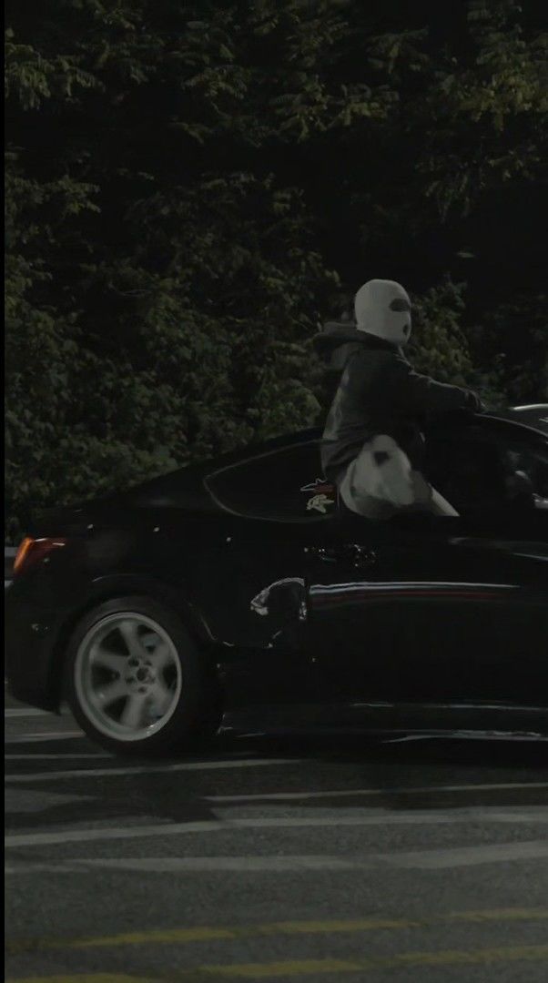 [수원=뉴시스] 외국인들이 심야 폭주 운전을 하는 모습. (사진=경기남부경찰청 제공) 2025.4.22. photo@newsis.com *재판매 및 DB 금지