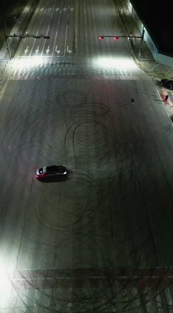 [수원=뉴시스] 외국인들이 심야 폭주 운전을 하는 모습. (사진=경기남부경찰청 제공) 2025.4.22. photo@newsis.com *재판매 및 DB 금지