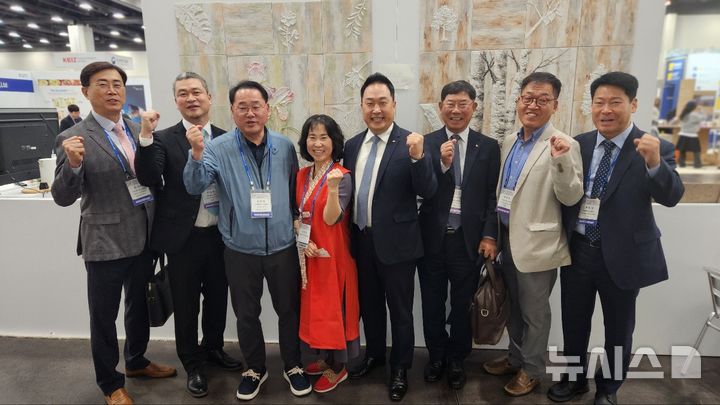 [전주=뉴시스] 김종훈 전북특별자치도 경제부지사와 전북도 경제인 등이 '제23회 세계한인비즈니스대회'에 참가해 화이팅을 외치고 있다. *재판매 및 DB 금지