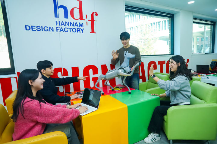 [대전=뉴시스] 한남대 한남디자인팩토리에서 자유롭게 의견을 나누고 있는 학생들. (사진=한남대 제공) *재판매 및 DB 금지