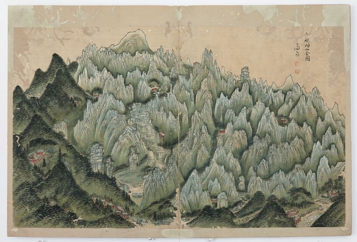 정선, 《겸재정선화첩(謙齋鄭敾畵帖)》, 18세기, 비단에 수묵담채, 성 베네딕도회 왜관 수도원 소장. 전통 문화재의 국외 반출과 반환 과정을 추적한 대표적인 사례이다. 이 화첩은 한국을 방문한 독일인 노르베르트 베버 신부가 1925년 금강산을 여행하던 중 구입하여 독일로 가져간 것으로 추정된다. 상트 오틸리엔(St. Ottilien) 수도원에 소장되었다가 2005년 10월 왜관수도원에 영구대여 형식으로 반환되어 소장된 작품이다. 국내에서 알려지게 된 것은 1975년으로, 당시 독일에서 유학 중이던 유준영 전 이화여자대학교 교수가 오틸리엔 수도원에서 이 화첩의 존재를 확인하였다. 이 화첩에는 진경산수화, 산수인물화, 고사인물화 등을 포함하여 총 21점의 그림이 수록되어 있다. 그중 금강산을 주제로 한 작품은 <금강내산전도(金剛內山全圖)>, <만폭동도(萬瀑洞圖)>, <구룡폭도>다. *재판매 및 DB 금지