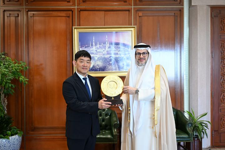 [서울=뉴시스] 박철 현대차 오픈이노베이션 전략 실장이 최근 사우디아라비아 킹압둘아지즈대를 방문해 타리프 알아마 총장과 회동한 뒤 기념촬영을 하고 있다. (사진=킹압둘아지즈대 제공) 2025.04.22 photo@newsis.com *재판매 및 DB 금지