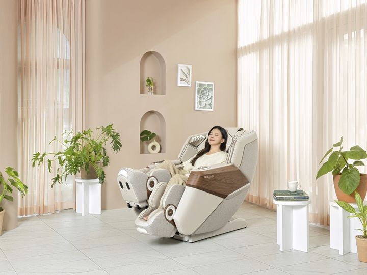 [서울=뉴시스] 바디프랜드는 콤팩트 헬스케어로봇 팔콘 시리즈가 출시 이래로 월 평균 1000대 이상 팔리며 출시 1년 반 만에 판매량 5만 5000대를 넘어섰다고 22일 밝혔다. (사진=바디프랜드 제공) 2025.04.22. photo@newsis.com *재판매 및 DB 금지