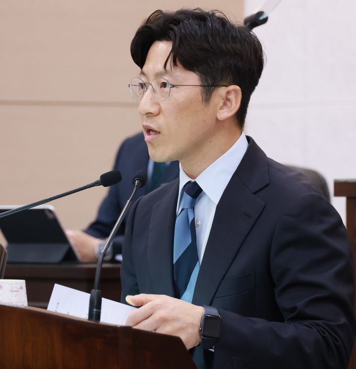 [금산=뉴시스] 조명휘 기자 = 박병훈(더불어민주당·가선거구) 의원이 22일 열린 제328회 임시회 제1차 본회의 5분 발언을 통해 공공건축물 정책에 대한 근본적 방향전환을 주장하고 있다. (사진= 금산군의회 제공) 2025.04.22. photo@newsis.com *재판매 및 DB 금지