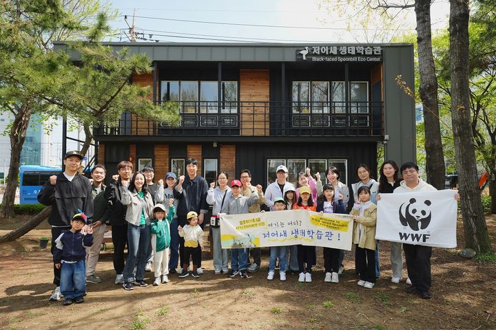 [서울=뉴시스] 카카오게임즈는 22일 '지구의 날'을 맞아 지난 20일 인천 남동구 저어새 생태학습관에서 임직원 가족과 함께하는 친환경 봉사 프로그램 '다가치 그린데이 - 가족과 함께하는 저어새 보전여행'을 진행했다고 밝혔다. (사진=카카오게임즈 제공) *재판매 및 DB 금지