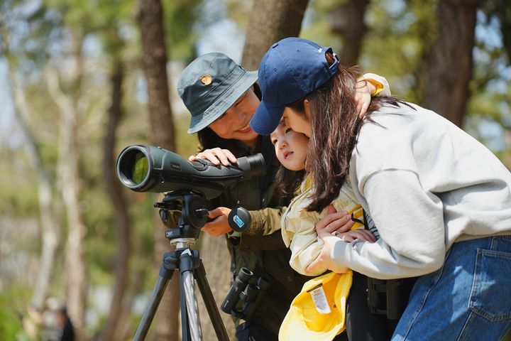 [서울=뉴시스] 카카오게임즈는 22일 '지구의 날'을 맞아 지난 20일 인천 남동구 저어새 생태학습관에서 임직원 가족과 함께하는 친환경 봉사 프로그램 '다가치 그린데이 - 가족과 함께하는 저어새 보전여행'을 진행했다고 밝혔다. (사진=카카오게임즈 제공) *재판매 및 DB 금지