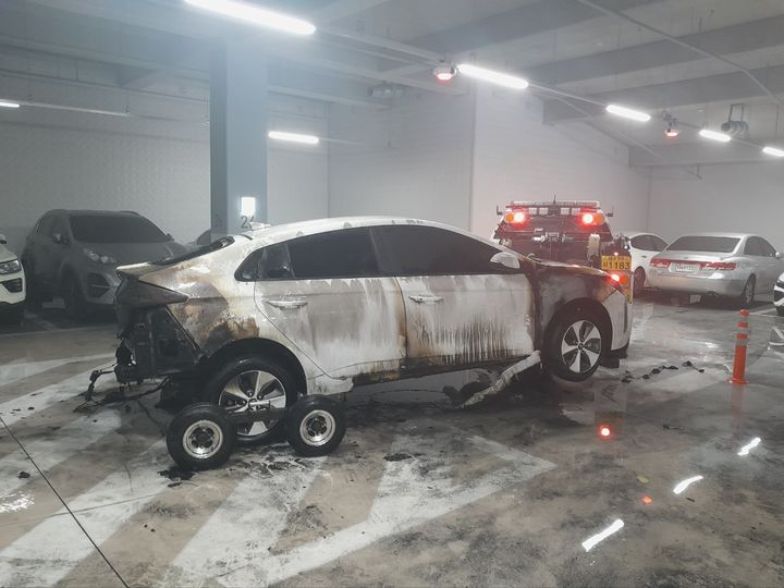 [대구=뉴시스] 22일 오전 5시50분께 달서구 두류동의 한 아파트 지하 2층에 주차된 전기차에 화재가 발생했다. (사진=대구소방안전본부 제공) 2025.04.22. photo@newsis.com *재판매 및 DB 금지