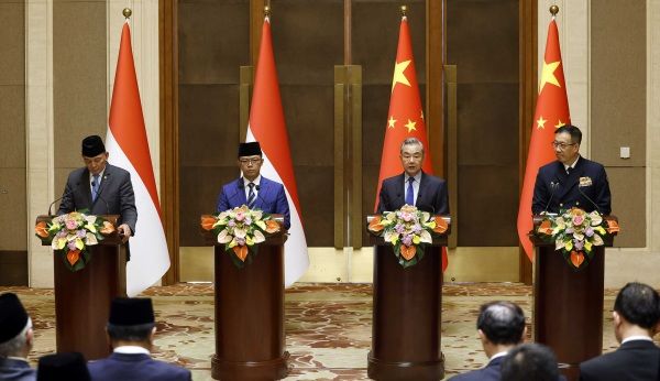 [서울=뉴시스] 중국과 인도네시아가 21일 베이징에서 외교·국방 수장이 참여하는 이른바 '2+2 회의'를 가졌다. 사진은 오른쪽부터 둥쥔 국방부장, 왕이 중국 공산당 중앙정치국 위원 겸 외교부장, 수기오노 인도네시아 외교장관, 샤프리 샴수딘 인도네시아 국방장관이 공동 기자회견 중인 모습. <사진출처: 중국 외교부> 2025.04.22
