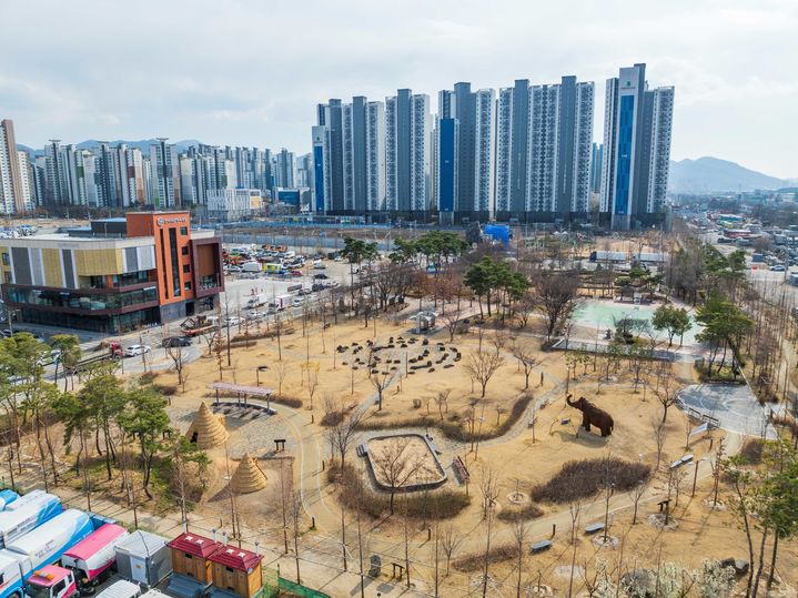 [대구=뉴시스] 대구시 달서구는 지역의 역사적 정체성을 살린 '선사시대로 테마거리 조성 사업'의 3단계 구간을 마무리했다. (사진=대구시 달서구 제공) 2025.04.22. photo@newsis.com&nbsp; *재판매 및 DB 금지