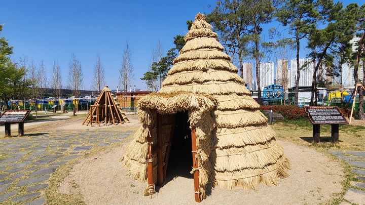 [대구=뉴시스] 대구시 달서구는 지역의 역사적 정체성을 살린 '선사시대로 테마거리 조성 사업'의 3단계 구간을 마무리했다. (사진=대구시 달서구 제공) 2025.04.22. photo@newsis.com&nbsp; *재판매 및 DB 금지