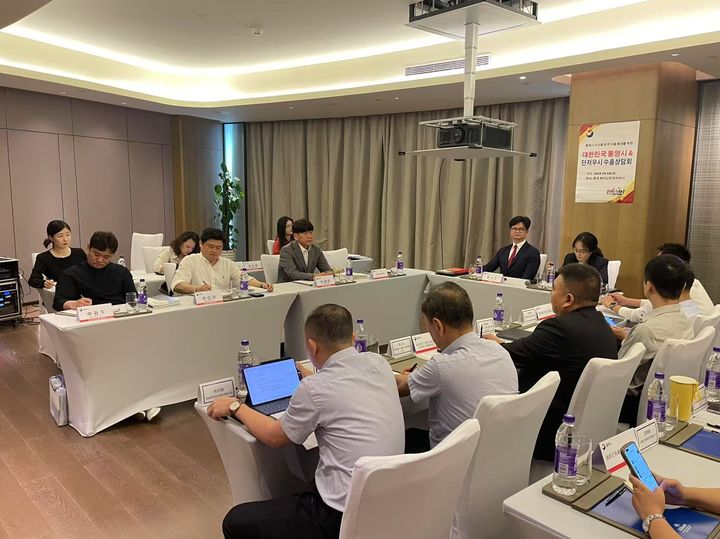 [통영=뉴시스] 경남 통영시는 중국 특별 경제구역인 하이난성을 방문go 현지 국영·민간기업 등을 대상으로 100만 달러의 통영 수산물 수출계약을 체결했다고 22일 밝혔다. 지난 16일부터 19일까지 중국 하이난성에서 하이난 국영 및 민간 기업, 하이난 가공협회를 대상으로 통영수산물 수출상담회를 갖고 있다. (사진=통영시 제공) 2025.04.22. photo@newsis.com *재판매 및 DB 금지